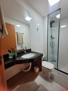 a bathroom with a sink and a toilet and a shower at Modern Studio 102 proximo Anashoping in Anápolis