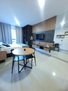 a hotel room with a bed and a table and chairs at Modern Studio 102 proximo Anashoping in Anápolis