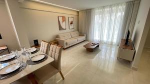 a living room with a dining table and a couch at Urban Stay Botanic in Goiânia