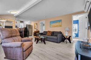 a living room with two couches and a kitchen at Fast Wi-Fi | Linen & Towel | Coffee | Prof Cleaned in Seaside Park