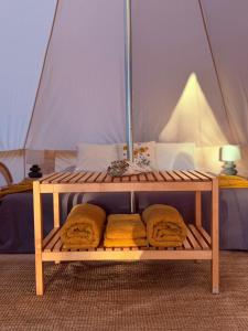 a shelf with towels on top of a bed at Monte da Tojeirinha in Montargil