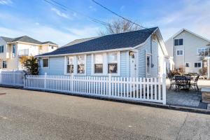a blue house with a white picket fence at Fast Wi-Fi | Linen & Towel | Coffee | Prof Cleaned in Seaside Park