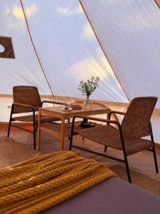 a room with a table and two chairs and a tent at Monte da Tojeirinha in Montargil