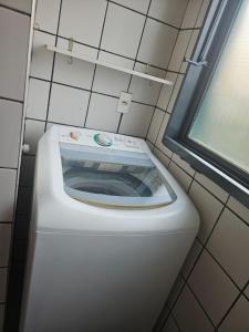 a white toilet in a bathroom with a window at Apto Completo com Conforto e Garagem Proximo a USP e HC in Ribeirão Preto +7 photos