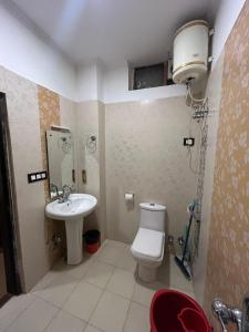 ein Badezimmer mit Toilette und Waschbecken in der Unterkunft Hotel Cloud Hills in Dharamsala