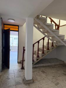 an empty room with a staircase and a door at Casa a 5 min del perímetro ferial in Aguascalientes