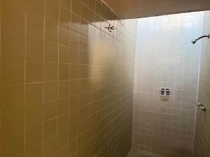 a bathroom with a shower with yellow tiles at Casa a 5 min del perímetro ferial in Aguascalientes