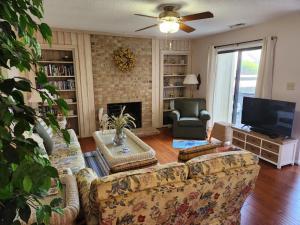 ein Wohnzimmer mit Sofa und Fernseher in der Unterkunft Outer Banks in Kitty Hawk