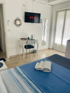 a bedroom with a bed and a table with towels on it at SoverHouse affittacamere a Soverato Marina in Soverato Marina +7 photos