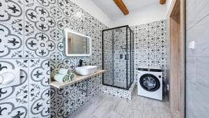 a bathroom with a washing machine and a washer at Penzion Pod Vinicemi in Litoměřice