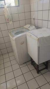 a washing machine in a bathroom with a sink at Apartamento Simples em Teresina com 02 Quartos in Teresina