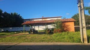 a building with a person sitting under a roof at Apartamento Simples em Teresina com 02 Quartos in Teresina