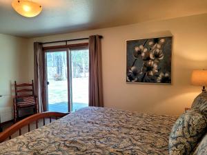 a bedroom with a bed and a window with a picture at 3 Quelah Condo in Sunriver +12 photos