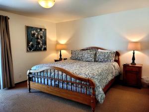 a bedroom with a bed with two lamps and a painting at 3 Quelah Condo in Sunriver
