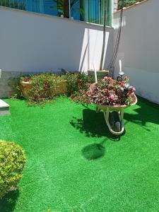 a garden with a wheelbarrow filled with green grass at Pousada Em-Cantto in Conservatória