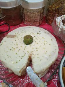 a cake with a green frog on top of it at Pousada Em-Cantto in Conservatória +21 photos