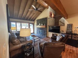 a living room with leather furniture and a fireplace at 32 Meadow House in Sunriver