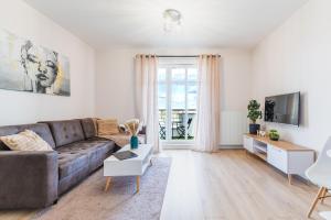 a living room with a couch and a table at Apartament Pirat in Ostróda