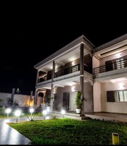 a large house at night with lights at confortable calme , wifi gratuit in Antananarivo