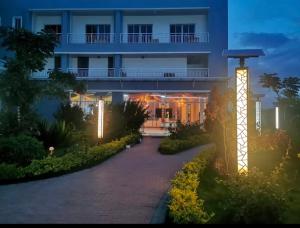 a view of a building at night at Sabaki's Homely One bedroom Apartment - Near JKIA, Airport in Marimbeti