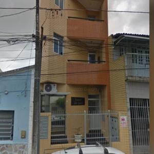 a building with a car parked in front of it at Apartamento da Jack in Campina Grande
