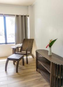 a living room with two chairs and a table at Virmuda Villa Rental in Po-oc