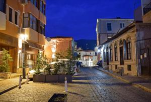 eine Kopfsteinpflasterstraße in einer Stadt bei Nacht in der Unterkunft Chatzidakeio View Apartments in Xánthi
