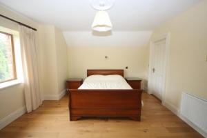 a bedroom with a bed and a ceiling fan at Laurel Lodge in Virginia