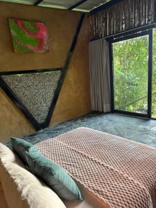 a bedroom with a bed and a window in a room at Eco Meeting in Cali
