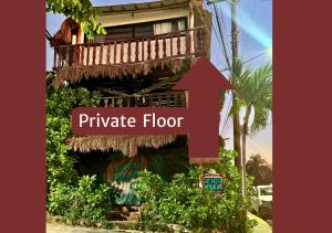 a building with an arrow pointing to a pineapple floor at Rico Isla Rooms Eco-Chic in Isla Mujeres
