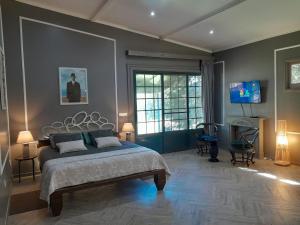 a bedroom with a large bed and a fireplace at Gala Da Vittoria in Capelas