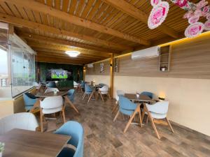 a restaurant with wooden ceilings and tables and chairs at Pyramids Sunshine View in Giza
