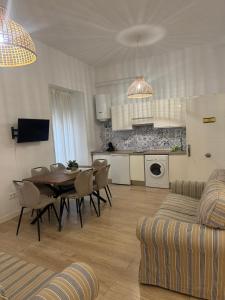 a living room with a table and chairs and a kitchen at Apartamentos Sal de Luna in Toledo