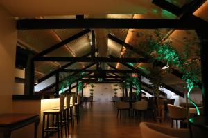 a dining room with tables and chairs and a ceiling at Villa São Carlos in Caxias do Sul