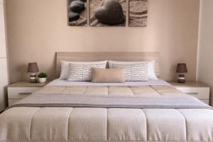 a bedroom with a large bed with two lamps at Il Mare a Pochi Passi in Marina di Ragusa