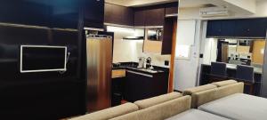 a small room with a couch and a kitchen at Apartamento Águas Claras S4 particular in Águas Claras