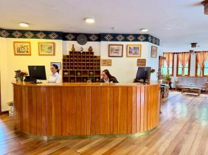 two women sitting at a counter in a wine shop at Tierra Viva Ollantaytambo in Ollantaytambo
