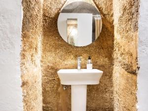 a bathroom with a sink and a mirror at La cueva del marinero in El Socorro