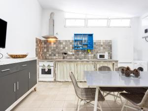 a kitchen with a table and chairs in it at La cueva del marinero in El Socorro +19 photos