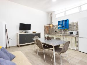 a kitchen with a table and chairs in a room at La cueva del marinero in El Socorro