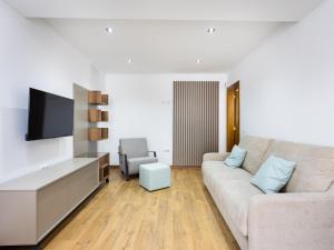a living room with a couch and a tv at Luz de Mafasca in La Hidalga