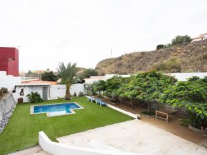 an image of a backyard with a swimming pool at Luz de Mafasca in La Hidalga