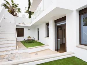 an external view of a white house with a green lawn at Luz de Mafasca in La Hidalga