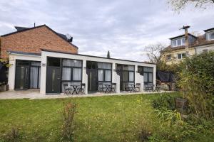 a house with black doors and chairs in a yard at baadenbergerstay A in Cologne