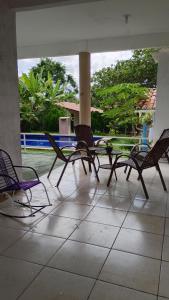 a group of chairs sitting on a tile floor at Casa da Mari in Caucaia +11 photos