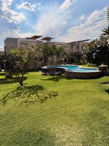 a yard with a swimming pool in a building at Hermosa casa en Jiutepec in Jiutepec