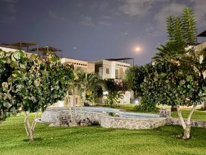 a garden with a fountain in front of a building at Hermosa casa en Jiutepec in Jiutepec
