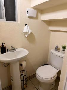 a bathroom with a toilet and a sink at Hermosa casa en Jiutepec in Jiutepec +5 photos