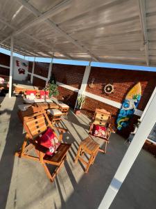 an overhead view of a patio with tables and chairs at Hospedaje Wendy in Puerto Chicama