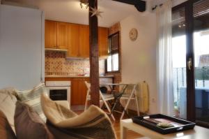 a living room with a couch and a table at Toledo Histórico in Toledo